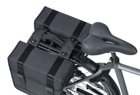 Sakwa miejska podwójna BASIL TOUR WATERPROOF DOUBLE PANNIER BAG MIK 28L, MIK System (ready to go) wodoodporna black (NEW) Sakwa miejska podwójna BASIL TOUR WATERPROOF DOUBLE PANNIER BAG MIK 28L, MIK System (ready to go) wodoodporna black (NEW)