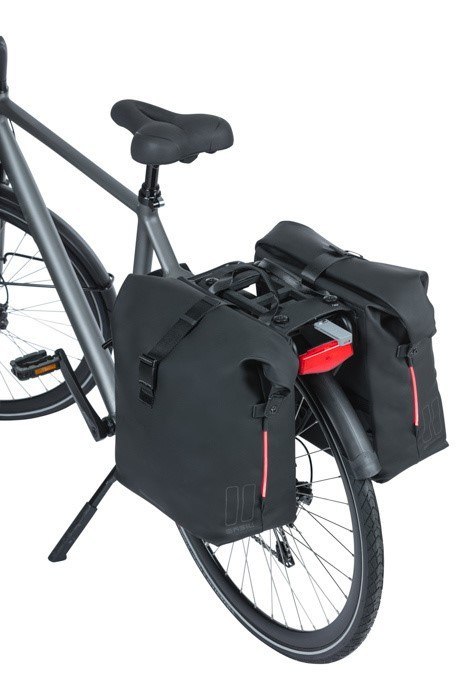 Sakwa podwójna BASIL SOHO DOUBLE PANNIER BAG NORDLICHT MIK, MIK System (ready to go) 41L 100% wodoodporna night black oświetleni Sakwa podwójna BASIL SOHO DOUBLE PANNIER BAG NORDLICHT MIK, MIK System (ready to go) 41L 100% wodoodporna night black oświetleni
