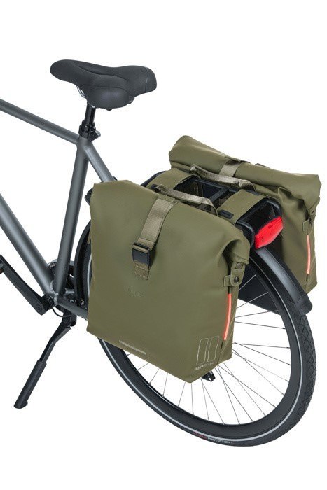 Sakwa podwówjna BASIL SOHO DOUBLE PANNIER BAG NORDLICHT Universal Bridge System 41L, 100% wodoodporna moss green oświetlenie Nor Sakwa podwówjna BASIL SOHO DOUBLE PANNIER BAG NORDLICHT Universal Bridge System 41L, 100% wodoodporna moss green oświetlenie Nor