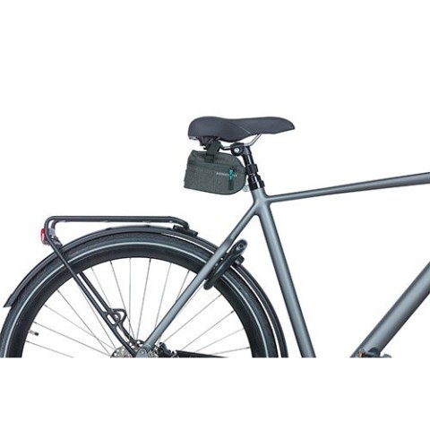 Torebka podsiodłowa BASIL DISCOVERY 365D FRAME BAG M 1L, mocowanie na paski, wodoodporna black melee (NEW) Torebka podsiodłowa BASIL DISCOVERY 365D FRAME BAG M 1L, mocowanie na paski, wodoodporna black melee (NEW)