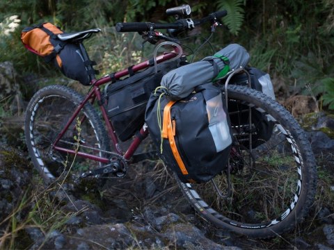 Torba na kierownicę BLACKBURN OUTPOST HANDLEBAR z workiem wodoodpornym (NEW) Torba na kierownicę BLACKBURN OUTPOST HANDLEBAR z workiem wodoodpornym (NEW)