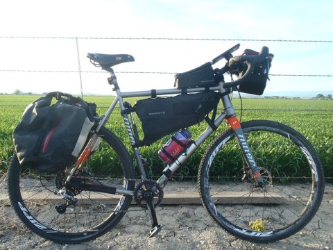 Torba na ramę BLACKBURN OUTPOST TOP TUBE 1L wodoodporna czarna 185g (NEW) Torba na ramę BLACKBURN OUTPOST TOP TUBE 1L wodoodporna czarna 185g (NEW)