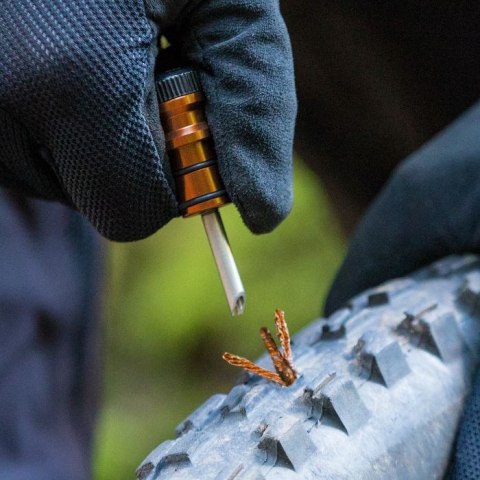 Zestaw naprawczy BLACKBURN PRO PLUGGER TOOL CNC do opon tubeless ready, czarny (NEW) Zestaw naprawczy BLACKBURN PRO PLUGGER TOOL CNC do opon tubeless ready, czarny (NEW)