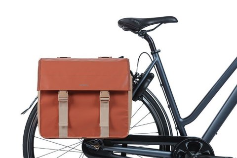 Sakwa miejska podwójna BASIL URBAN LOAD DOUBLE PANNIER BAG 48-53L, Universal Bridge System, 100% wodoodporna, terra red/rose (NE Sakwa miejska podwójna BASIL URBAN LOAD DOUBLE PANNIER BAG 48-53L, Universal Bridge System, 100% wodoodporna, terra red/rose (NE