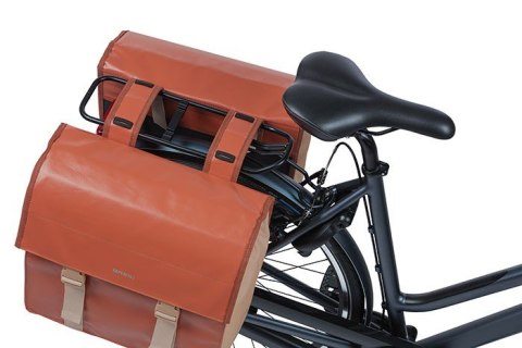 Sakwa miejska podwójna BASIL URBAN LOAD DOUBLE PANNIER BAG 48-53L, Universal Bridge System, 100% wodoodporna, terra red/rose (NE Sakwa miejska podwójna BASIL URBAN LOAD DOUBLE PANNIER BAG 48-53L, Universal Bridge System, 100% wodoodporna, terra red/rose (NE
