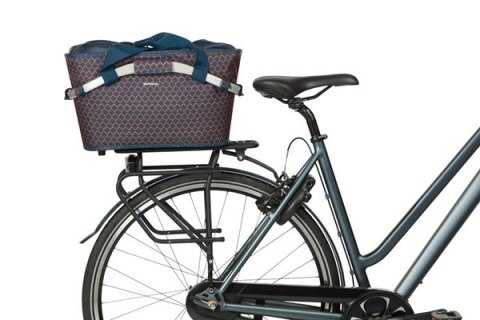 Kosz na bagażnik BASIL FLAIR CARRY ALL REAR BASKET, MIK z adapterem do mocowania (ready to go), 22L, Wodoodporna, Navy (NEW 2025 Kosz na bagażnik BASIL FLAIR CARRY ALL REAR BASKET, MIK z adapterem do mocowania (ready to go), 22L, Wodoodporna, Navy (NEW 2025
