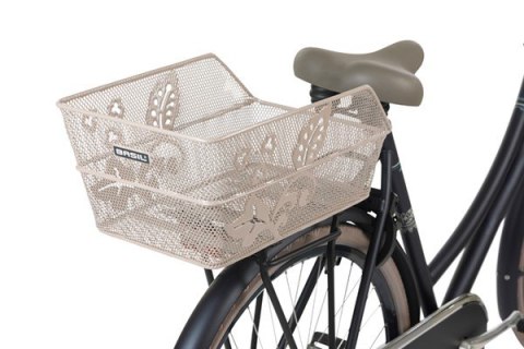 Kosz na bagażnik BASIL CENTO FLOWER REAR BASKET, Stalowy, Nude Metallic (NEW 2025) Kosz na bagażnik BASIL CENTO FLOWER REAR BASKET, Stalowy, Nude Metallic (NEW 2025)