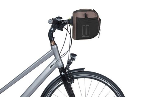 Torba na kierownicę BASIL MOVE HANDLEBAR BAG, KF z adapterem do mocowania, 7-8L, wodoodporna, Brown (NEW 2025) Torba na kierownicę BASIL MOVE HANDLEBAR BAG, KF z adapterem do mocowania, 7-8L, wodoodporna, Brown (NEW 2025)