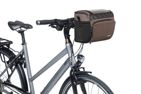 Torba na kierownicę BASIL MOVE HANDLEBAR BAG, KF z adapterem do mocowania, 7-8L, wodoodporna, Brown (NEW 2025) Torba na kierownicę BASIL MOVE HANDLEBAR BAG, KF z adapterem do mocowania, 7-8L, wodoodporna, Brown (NEW 2025)