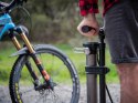 Pompka podłogowa BLACKBURN CHAMBER TUBELESS 160psi grafitowa (NEW)