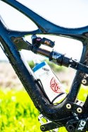 Koszyk na bidon BLACKBURN CLUTCH CARBON SIDE ENTRY karbonowy lewy czarny matowy (NEW)
