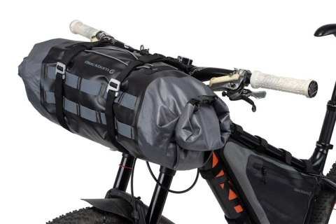 Torba na kierownicę BLACKBURN OUTPOST ELITE HB ROLL 14L z workiem wodoodpornym metalowe regulowane mocowanie do kierownicy (NEW) Torba na kierownicę BLACKBURN OUTPOST ELITE HB ROLL 14L z workiem wodoodpornym metalowe regulowane mocowanie do kierownicy (NEW)