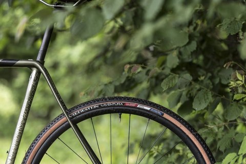 Opona gravel VREDESTEIN Aventura, 27,5"x2,00 (50-584), Zwijana, TPI120, TLR, Czarna-Transparentna (NEW) Opona gravel VREDESTEIN Aventura, 27,5"x2,00 (50-584), Zwijana, TPI120, TLR, Czarna-Transparentna (NEW)