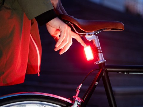Oświetlenie rowerowe SHAPEHEART LIGHT PANO ARRIERE, tył 140 lumenów zapięcie magnetyczne (NEW 2025) Oświetlenie rowerowe SHAPEHEART LIGHT PANO ARRIERE, tył 140 lumenów zapięcie magnetyczne (NEW 2025)