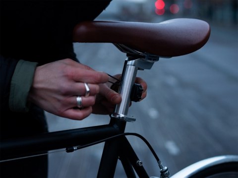 Oświetlenie rowerowe SHAPEHEART LIGHT PANO ARRIERE, tył 140 lumenów zapięcie magnetyczne (NEW 2025) Oświetlenie rowerowe SHAPEHEART LIGHT PANO ARRIERE, tył 140 lumenów zapięcie magnetyczne (NEW 2025)